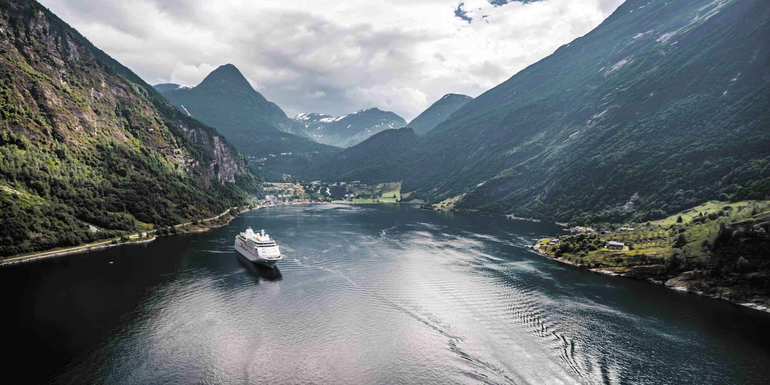 Kreuzfahrtschiff im norwegischem Fjord Kreuzfahrtschiff im norwegischem Fjord